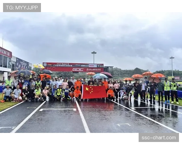 花絮：比赛日清晨，志愿者团队徒步清理夜间暴雨导致的赛道落石与断枝